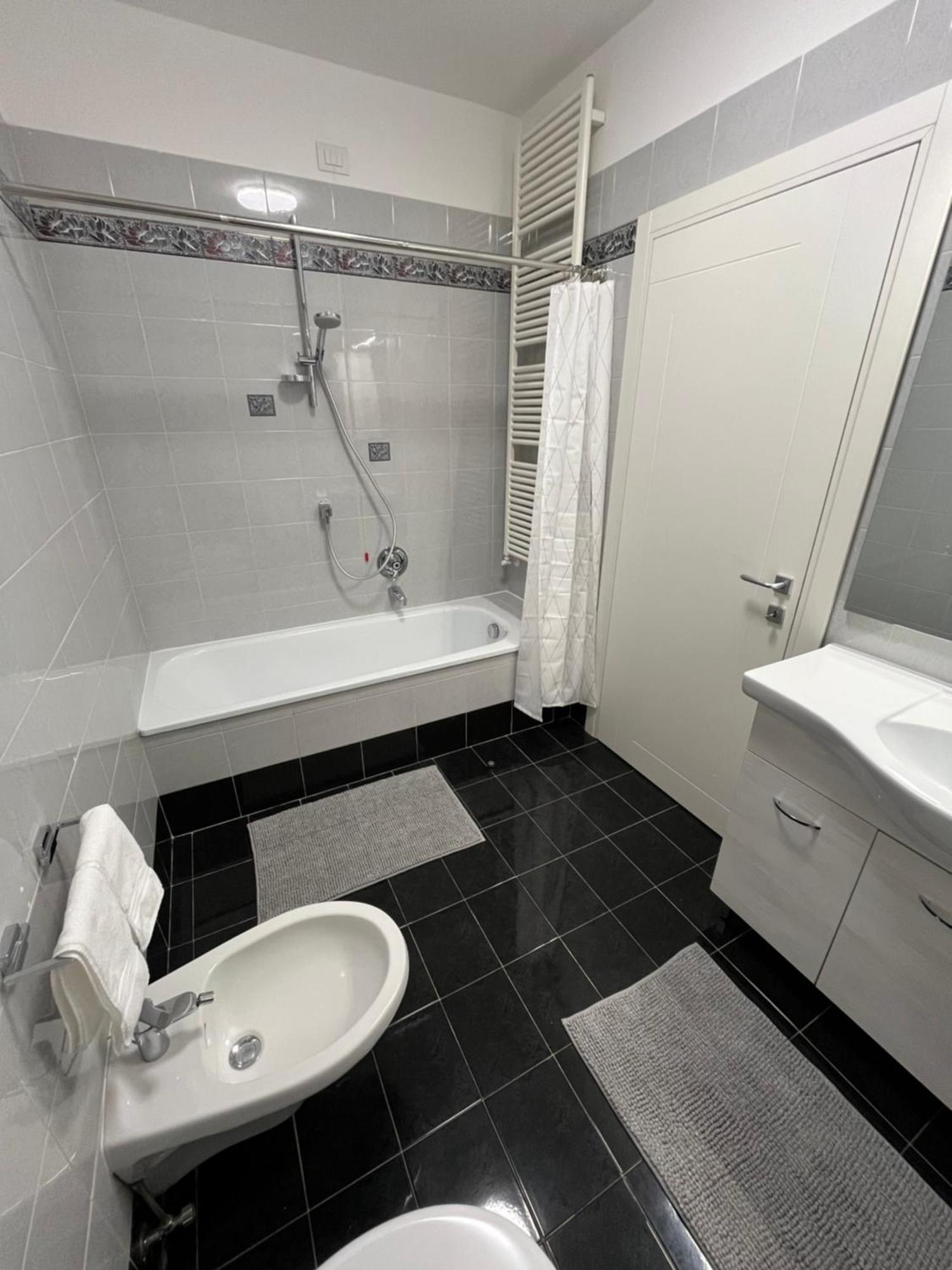 B&B Alessandro Private Room & Bathroom In Shared Apartment Арко Экстерьер фото
